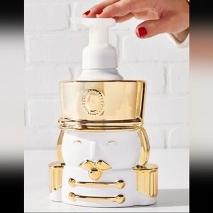 New Nath and Body Works Nutcracker Foaming Hand Soap Holder and hand soap set